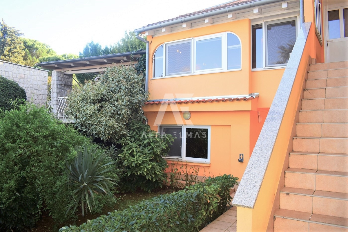 Malinska, hiša dvojček s 3 apartmaji! ID 387