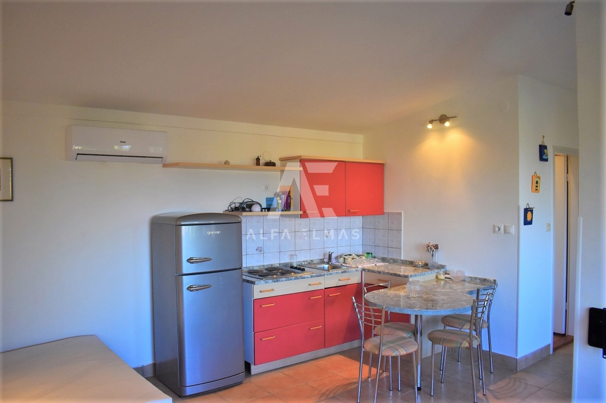 Malinska, hiša dvojček s 3 apartmaji! ID 387