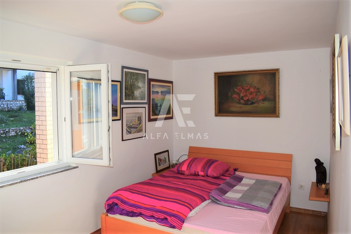 Malinska, hiša dvojček s 3 apartmaji! ID 387