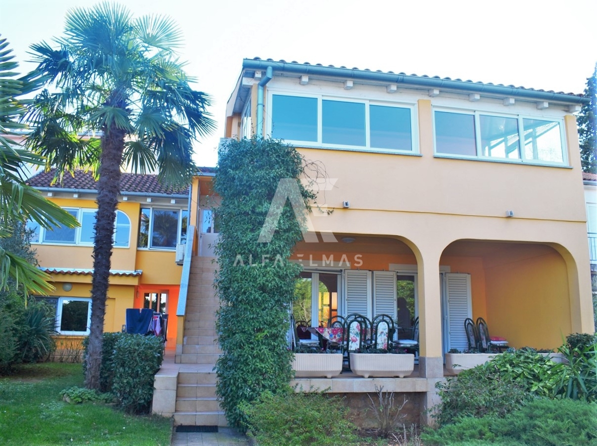 Malinska, hiša dvojček s 3 apartmaji! ID 387