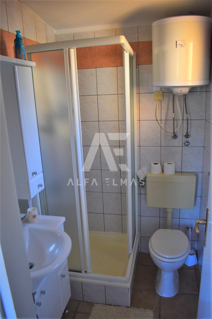Malinska, hiša dvojček s 3 apartmaji! ID 387