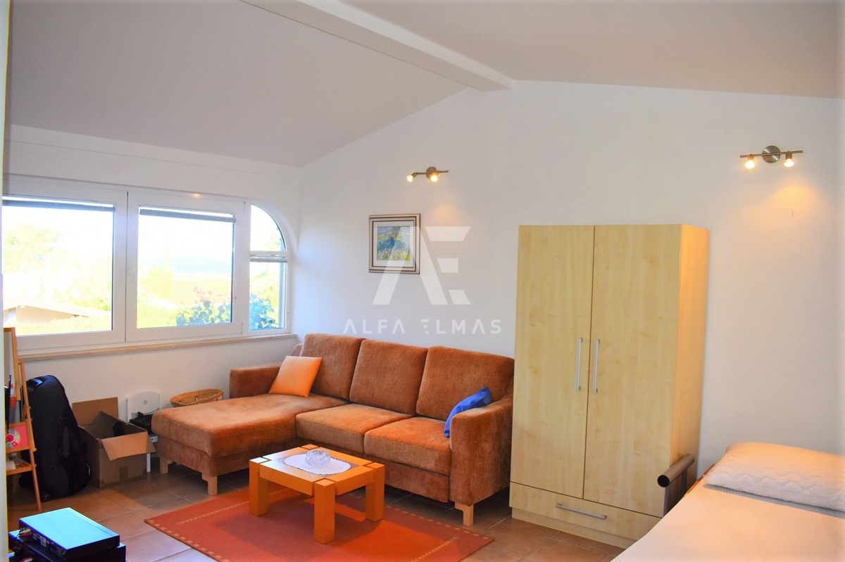 Malinska, hiša dvojček s 3 apartmaji! ID 387