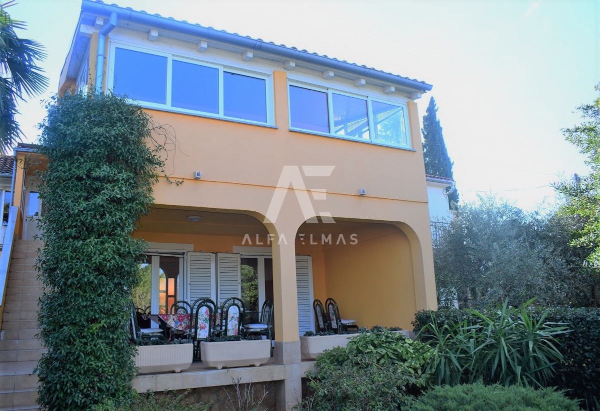 Malinska, hiša dvojček s 3 apartmaji! ID 387