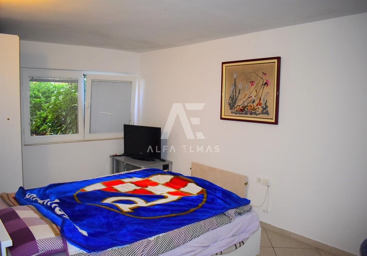 Malinska, hiša dvojček s 3 apartmaji! ID 387