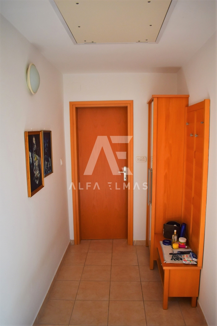 Malinska, hiša dvojček s 3 apartmaji! ID 387
