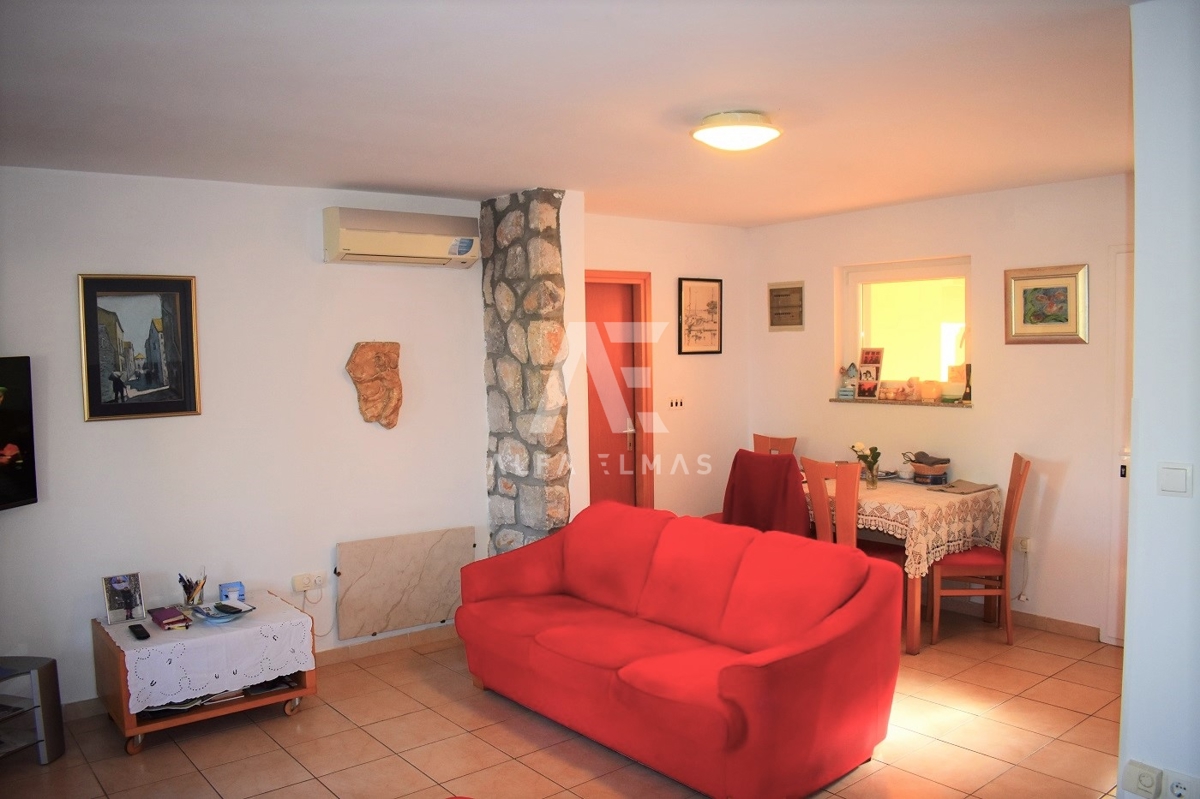 Malinska, hiša dvojček s 3 apartmaji! ID 387