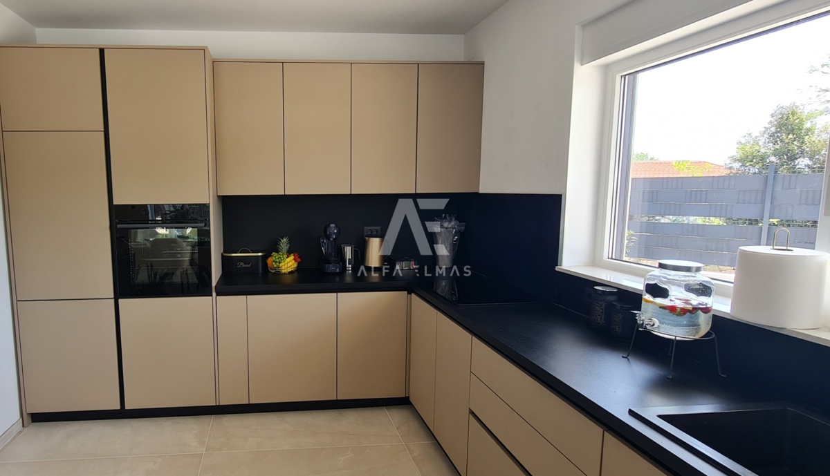 Vrbnik, na prodaj moderna vila z bazenom v mirnem okolju