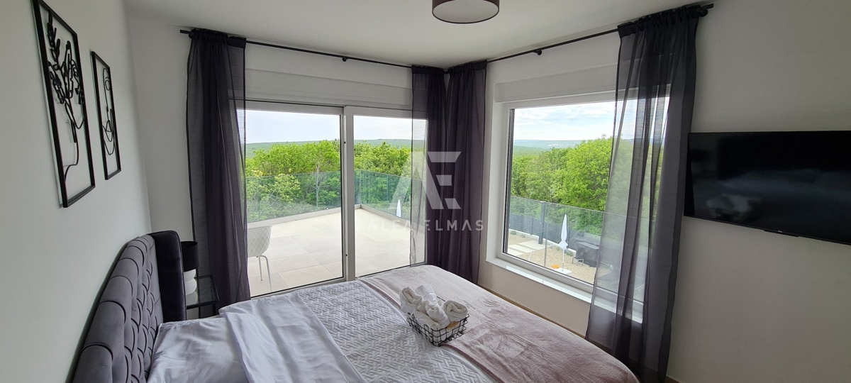 Vrbnik, na prodaj moderna vila z bazenom v mirnem okolju