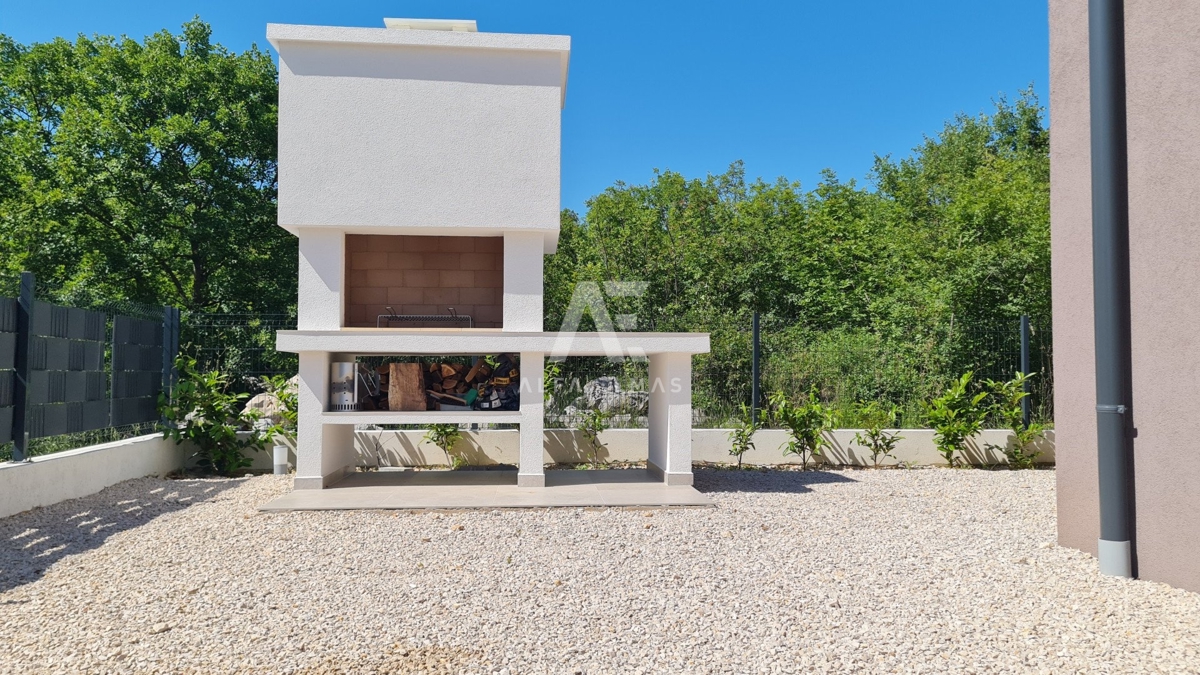 Vrbnik, na prodaj moderna vila z bazenom v mirnem okolju