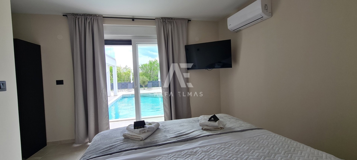 Vrbnik, na prodaj moderna vila z bazenom v mirnem okolju