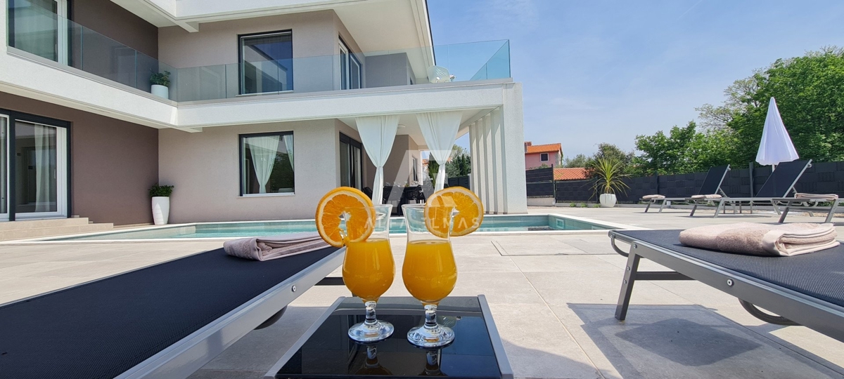 Vrbnik, na prodaj moderna vila z bazenom v mirnem okolju