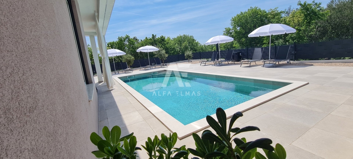 Vrbnik, na prodaj moderna vila z bazenom v mirnem okolju