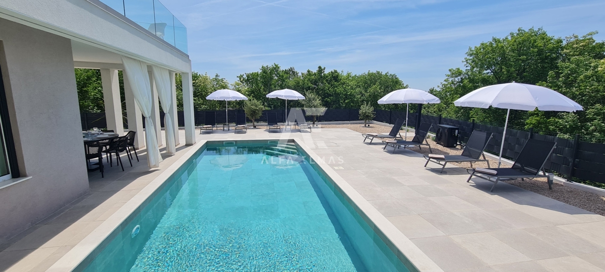 Vrbnik, na prodaj moderna vila z bazenom v mirnem okolju