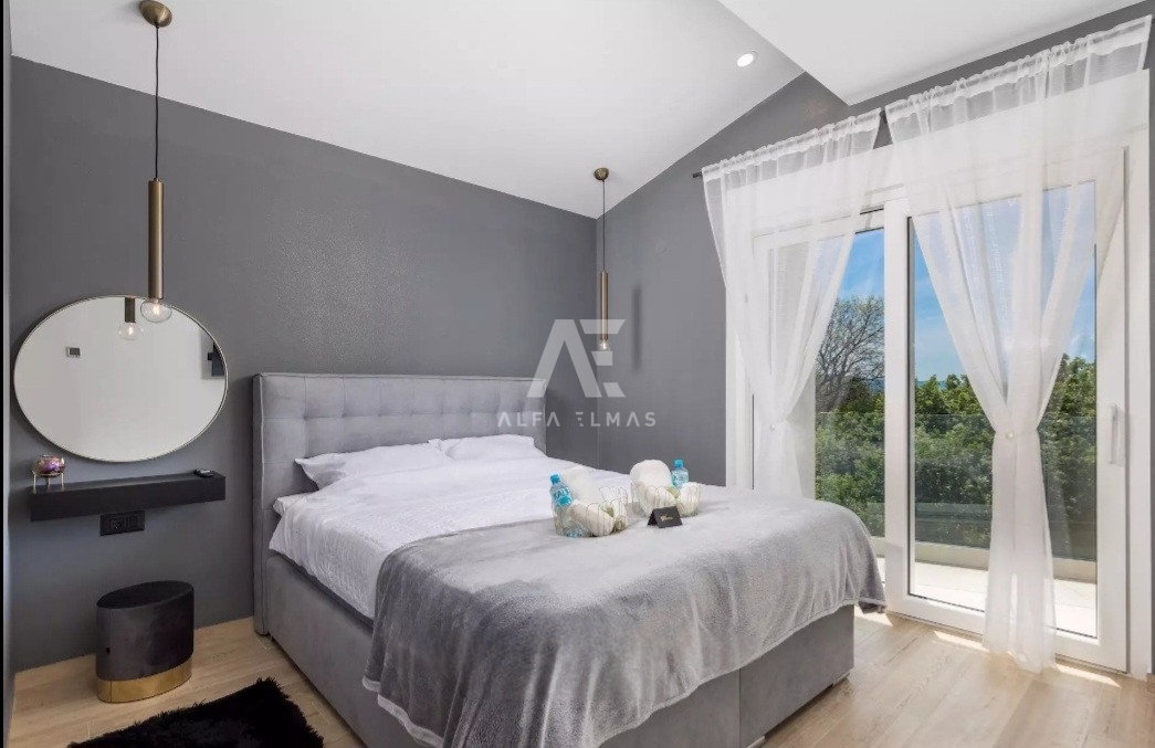 Vrbnik, na prodaj moderna vila z bazenom v mirnem okolju