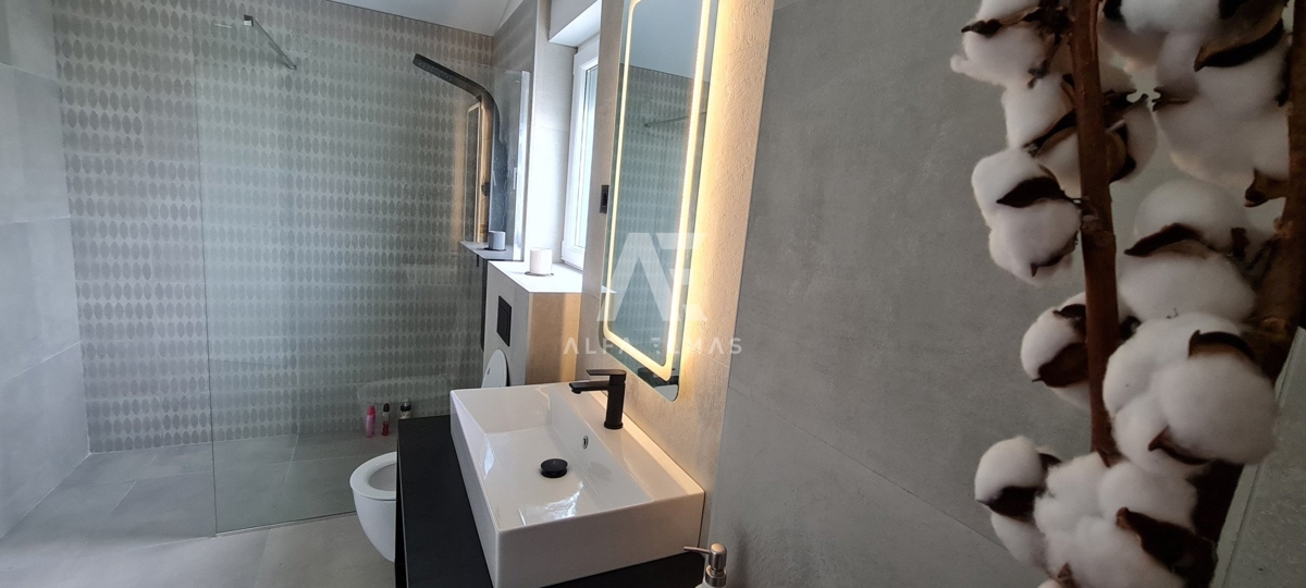 Vrbnik, na prodaj moderna vila z bazenom v mirnem okolju