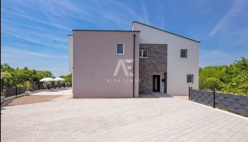 Vrbnik, na prodaj moderna vila z bazenom v mirnem okolju