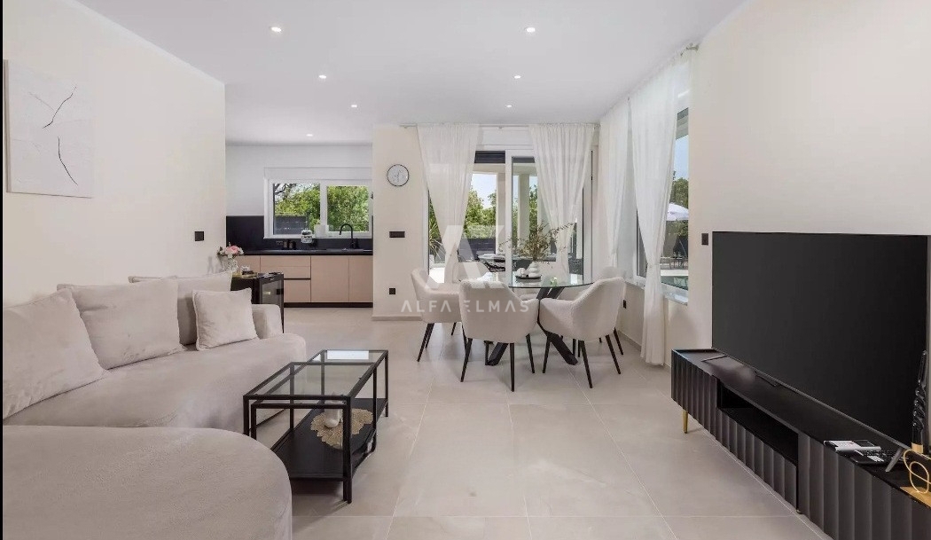 Vrbnik, na prodaj moderna vila z bazenom v mirnem okolju