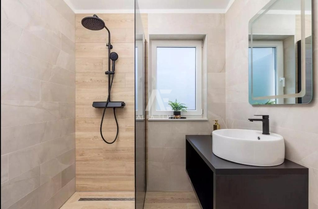 Vrbnik, na prodaj moderna vila z bazenom v mirnem okolju