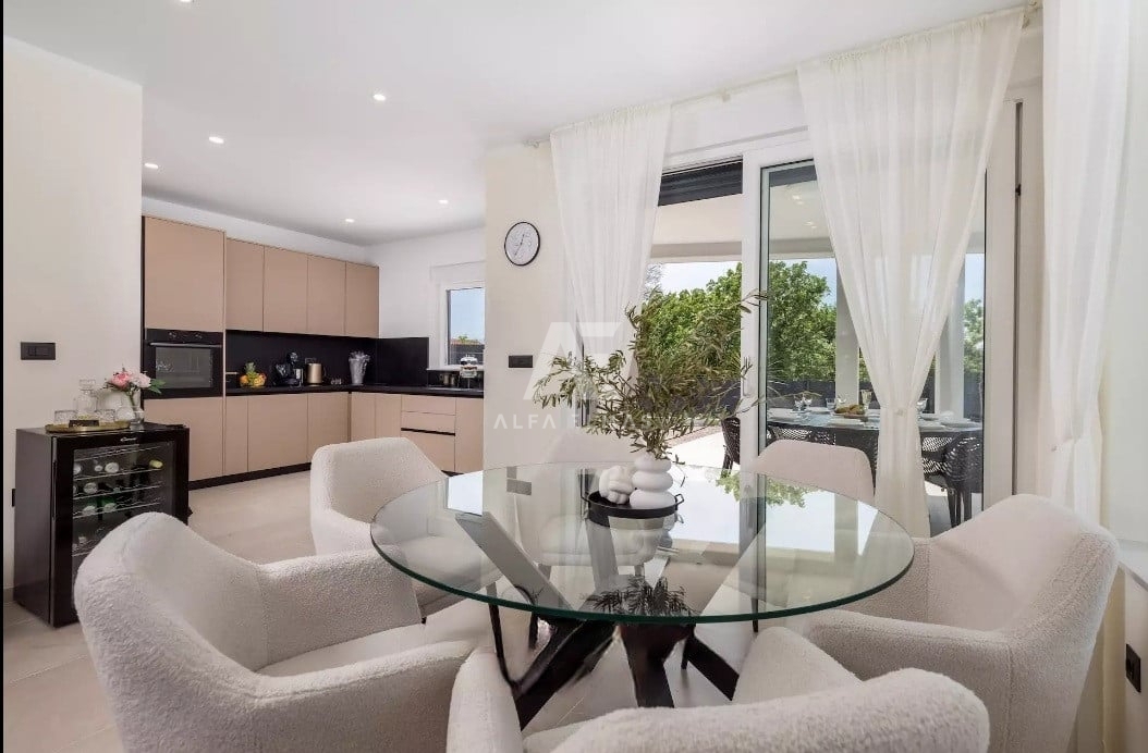 Vrbnik, na prodaj moderna vila z bazenom v mirnem okolju