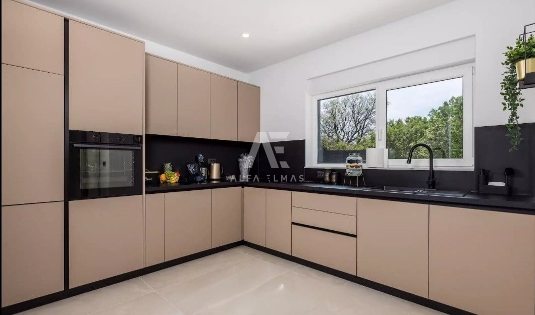 Vrbnik, na prodaj moderna vila z bazenom v mirnem okolju