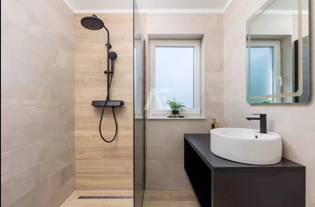 Vrbnik, na prodaj moderna vila z bazenom v mirnem okolju