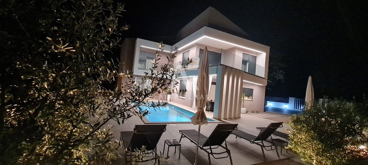 Vrbnik, na prodaj moderna vila z bazenom v mirnem okolju