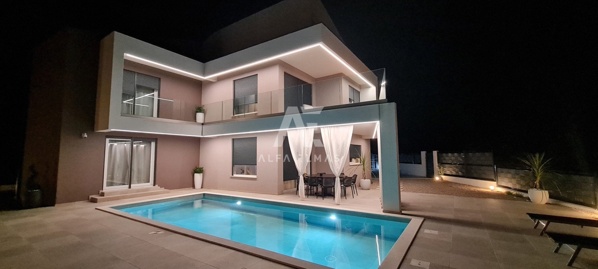 Vrbnik, na prodaj moderna vila z bazenom v mirnem okolju