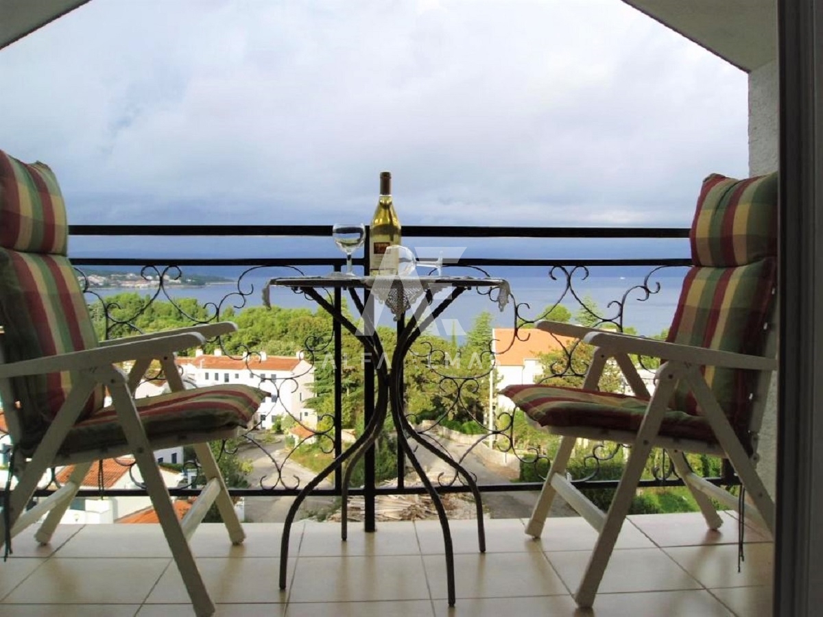 Malinska, mediteranska hiša s petimi apartmaji 100 m od morja!! ID 98