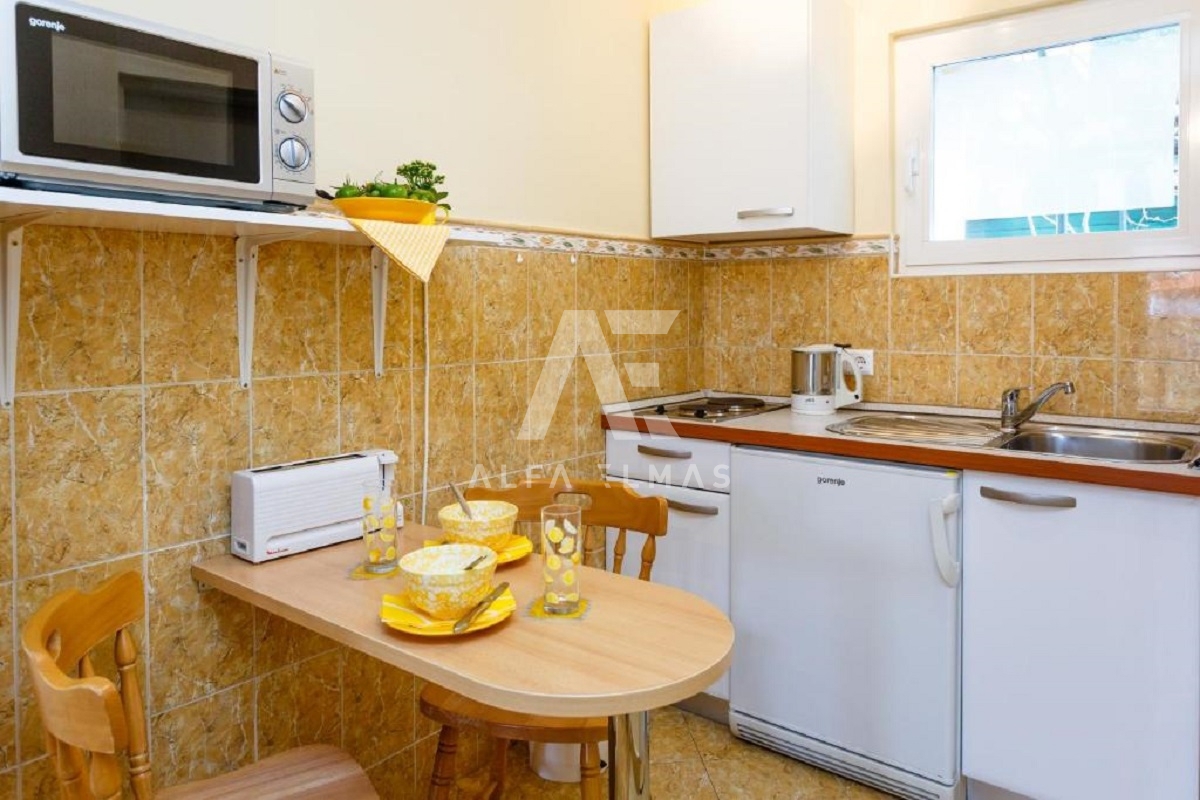 Malinska, mediteranska hiša s petimi apartmaji 100 m od morja!! ID 98