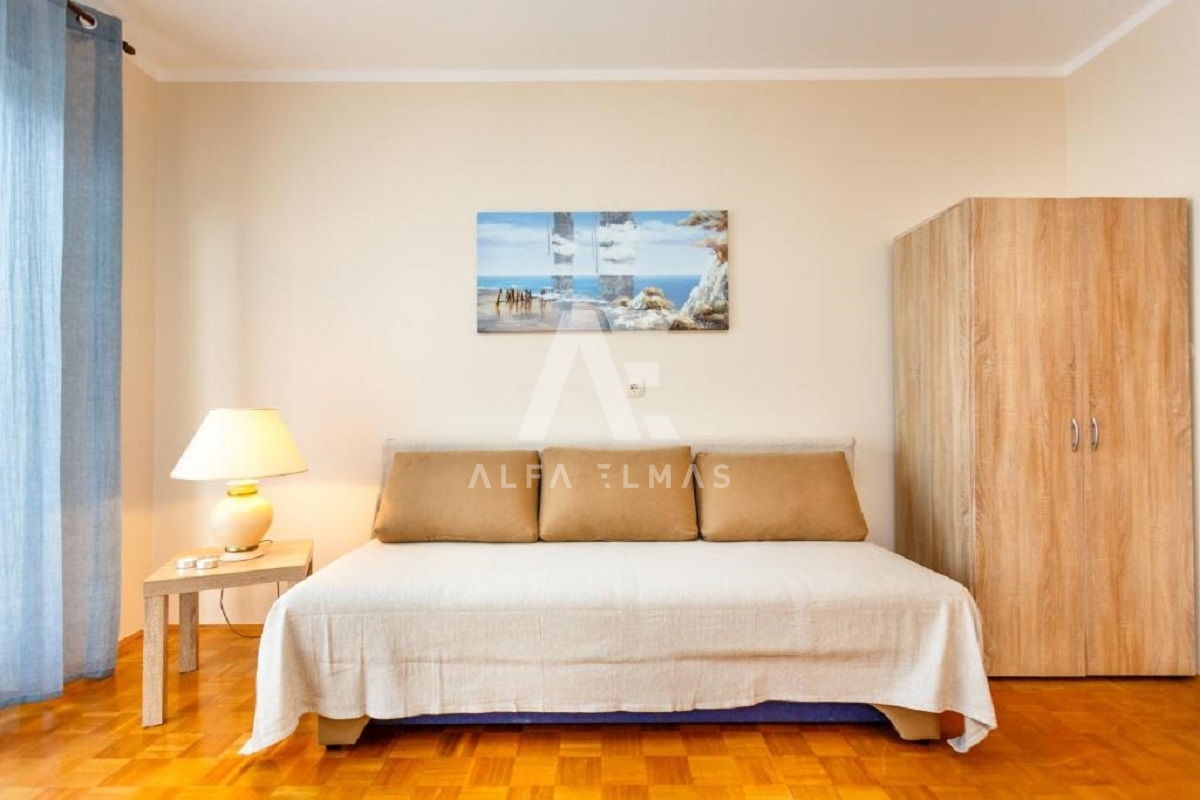 Malinska, mediteranska hiša s petimi apartmaji 100 m od morja!! ID 98