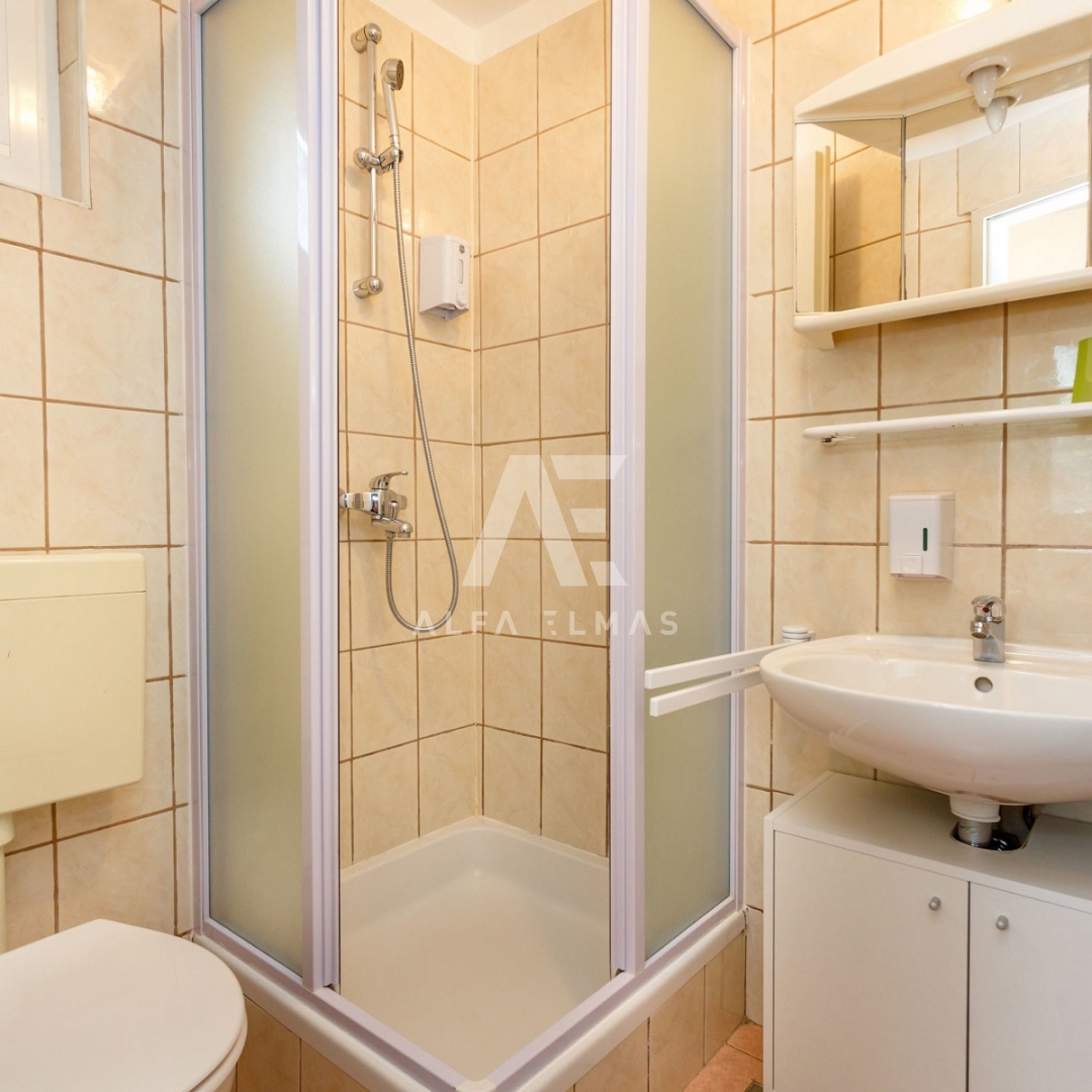 Malinska, mediteranska hiša s petimi apartmaji 100 m od morja!! ID 98