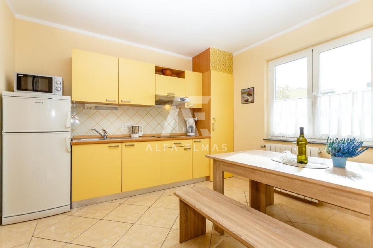 Malinska, mediteranska hiša s petimi apartmaji 100 m od morja!! ID 98