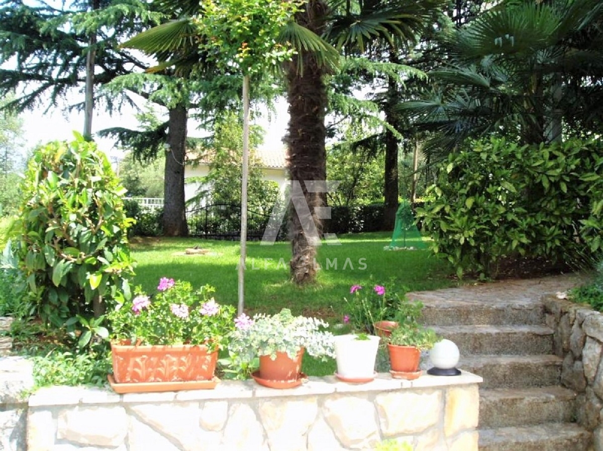 Malinska, mediteranska hiša s petimi apartmaji 100 m od morja!! ID 98