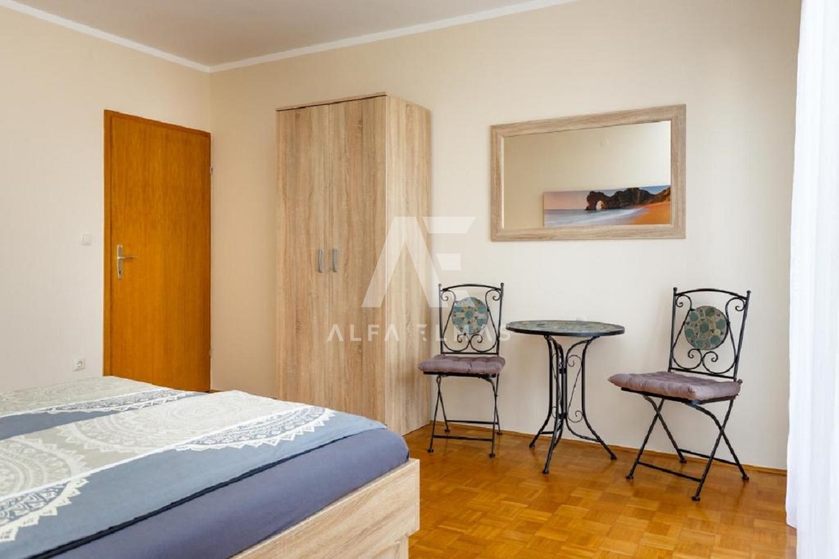 Malinska, mediteranska hiša s petimi apartmaji 100 m od morja!! ID 98