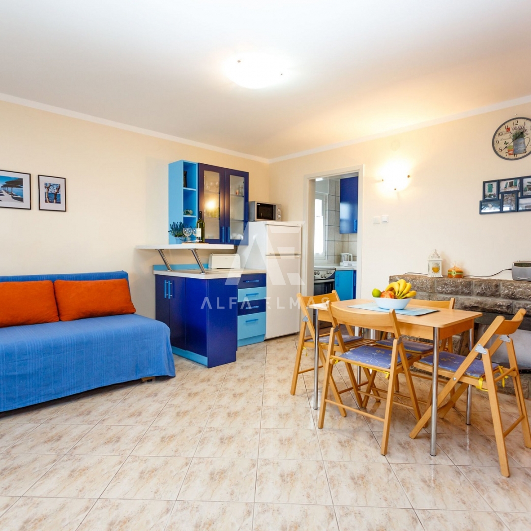 Malinska, mediteranska hiša s petimi apartmaji 100 m od morja!! ID 98
