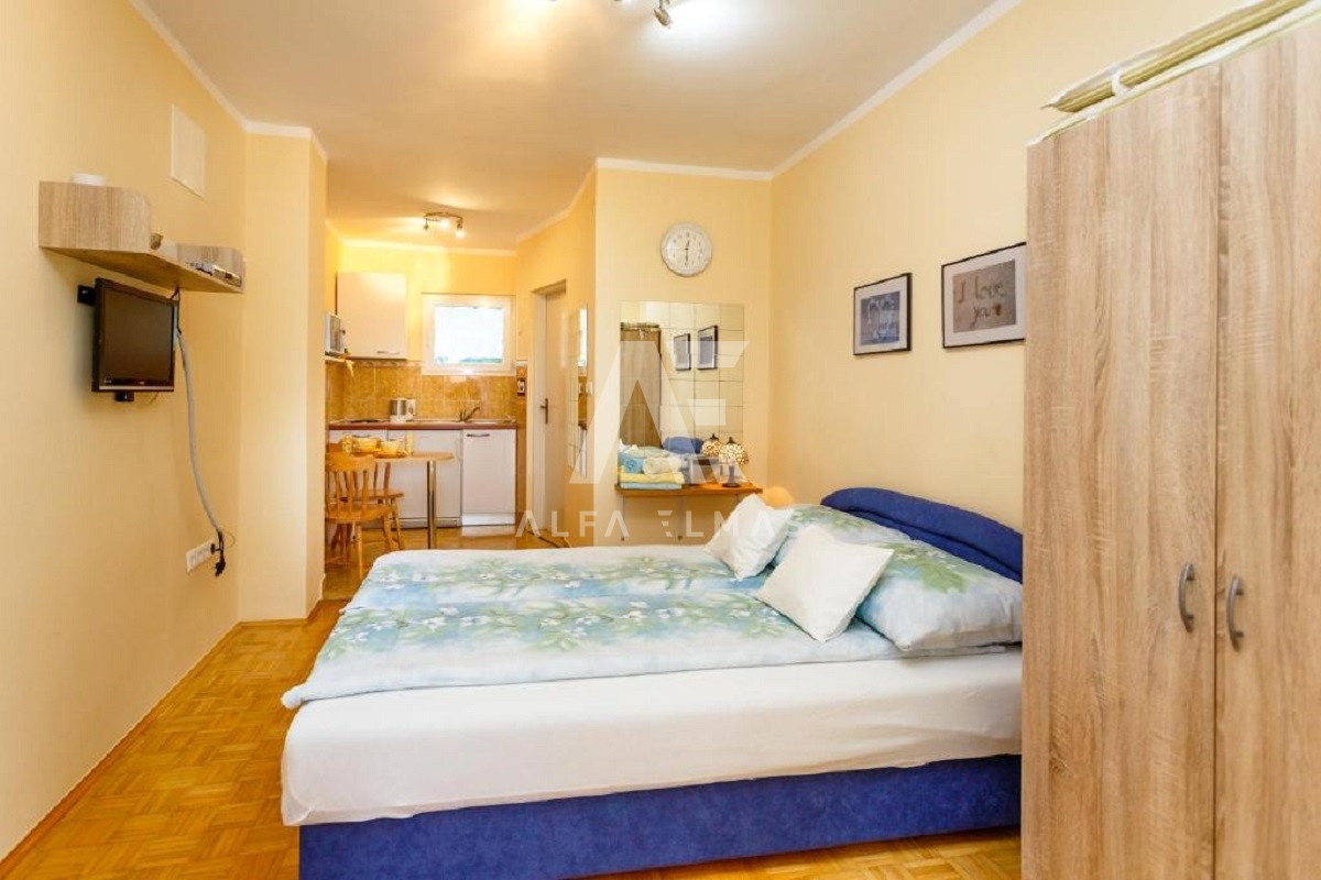 Malinska, mediteranska hiša s petimi apartmaji 100 m od morja!! ID 98