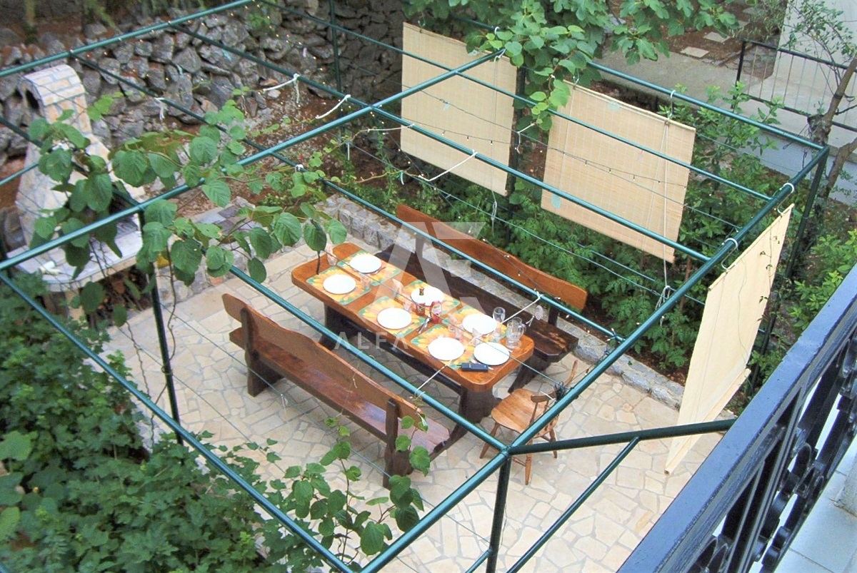 Malinska, mediteranska hiša s petimi apartmaji 100 m od morja!! ID 98