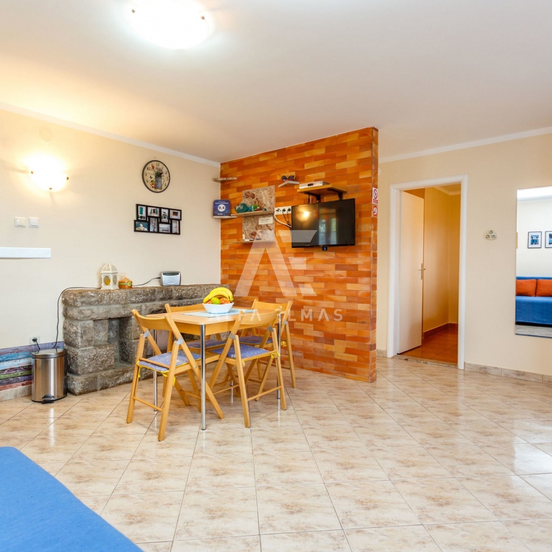 Malinska, mediteranska hiša s petimi apartmaji 100 m od morja!! ID 98