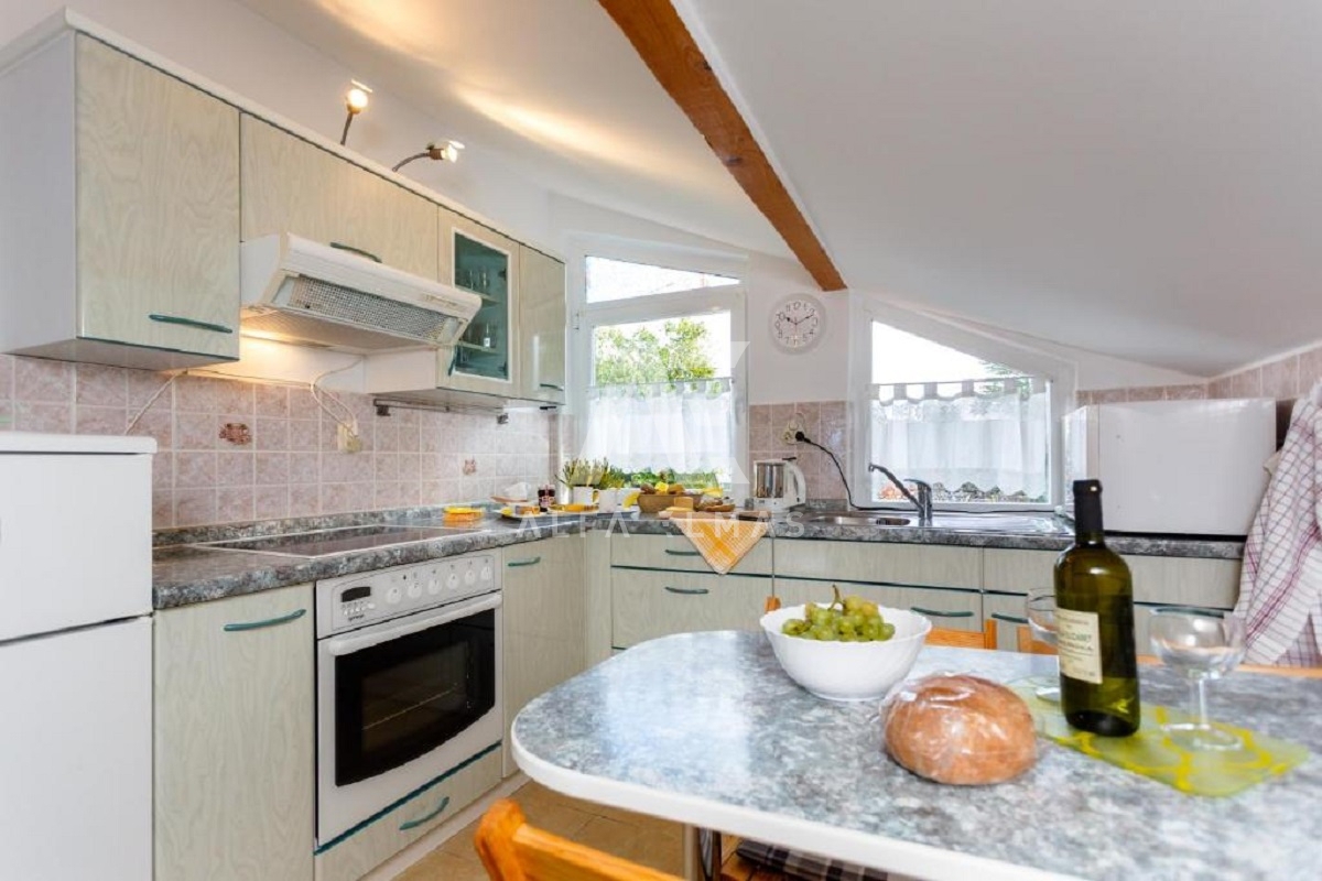 Malinska, mediteranska hiša s petimi apartmaji 100 m od morja!! ID 98