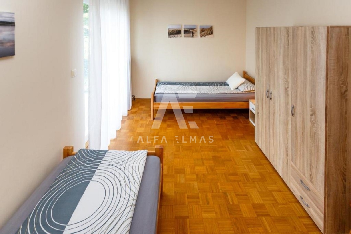 Malinska, mediteranska hiša s petimi apartmaji 100 m od morja!! ID 98