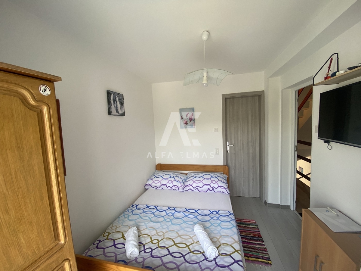 Malinska, okolica, dvojček s 5 apartmaji! ID 266