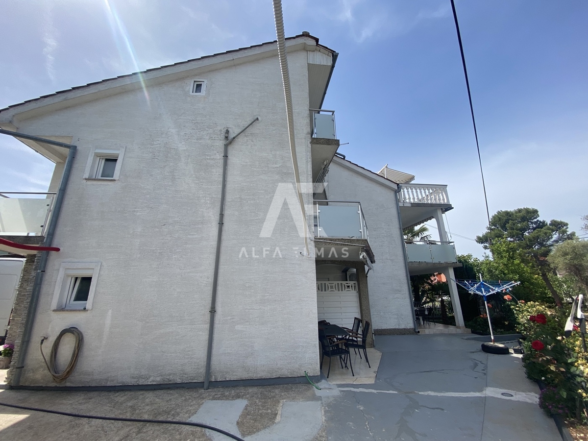 Malinska, okolica, dvojček s 5 apartmaji! ID 266