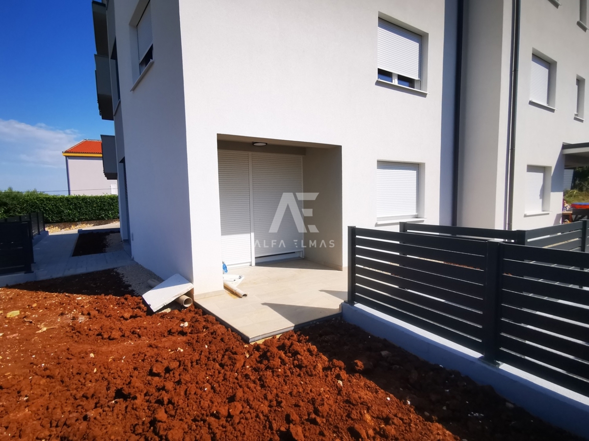 Two-bedroom ground floor apartment with a yard near the sea in Šilo - ID 503