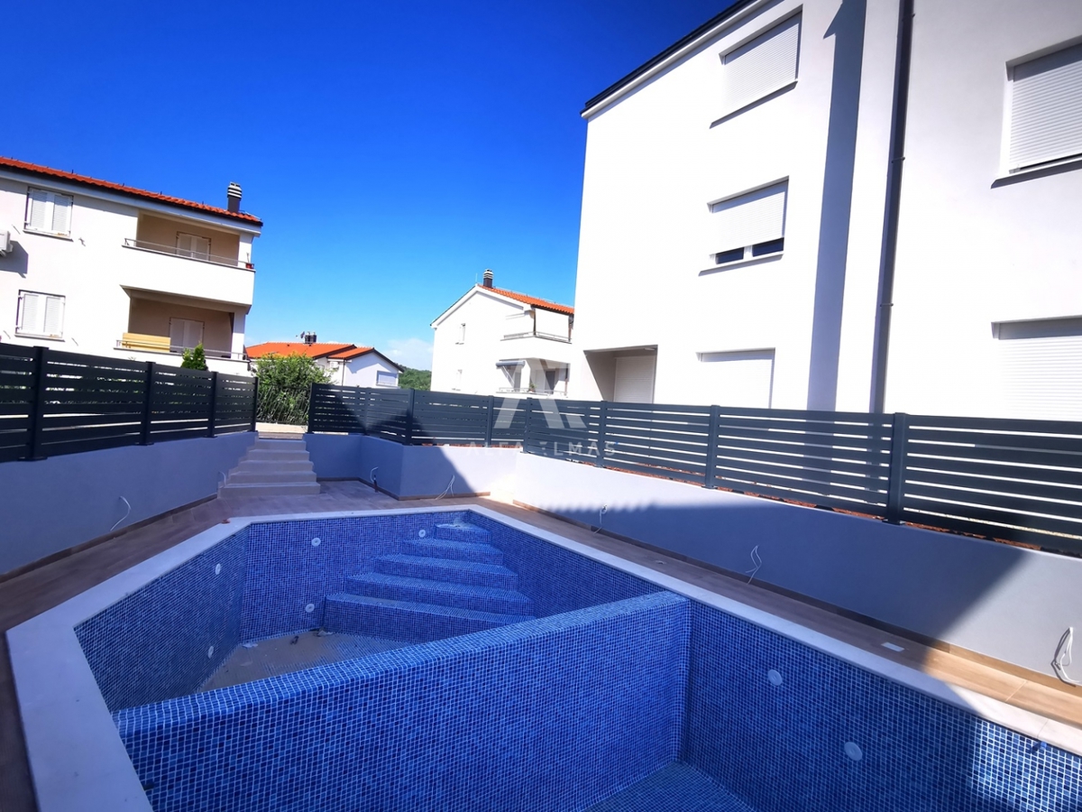 Two-bedroom ground floor apartment with a yard near the sea in Šilo - ID 503