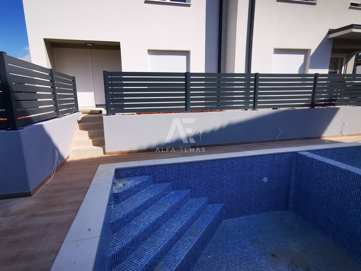 Two-bedroom ground floor apartment with a yard near the sea in Šilo - ID 503