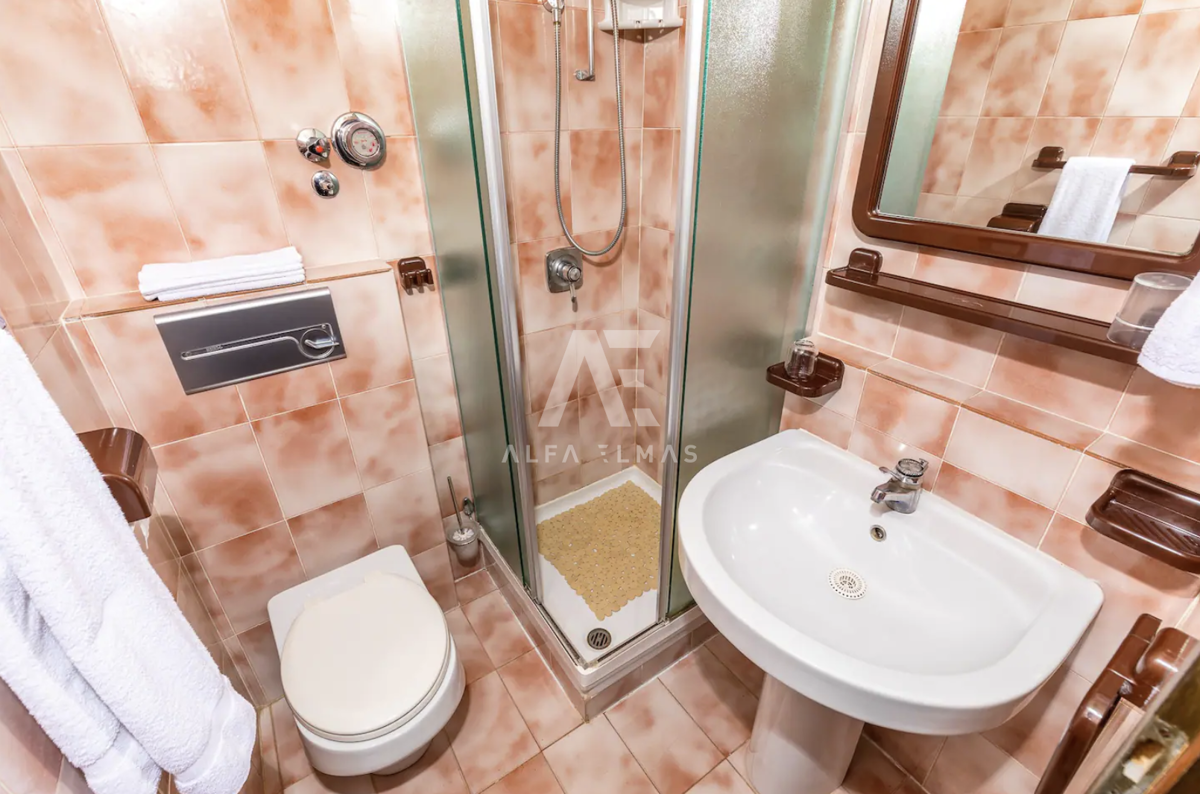 Punat, apartmajska hiša s 6 apartmaji, prva vrsta do morja!! ID 267