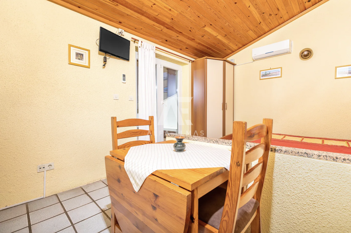 Punat, apartmajska hiša s 6 apartmaji, prva vrsta do morja!! ID 267
