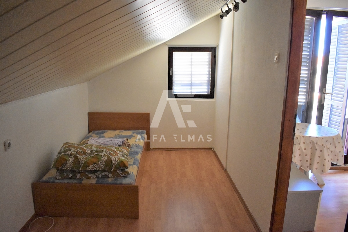 Dobrinj, okolica, dvojček s tremi apartmaji! Priložnost! ID 10