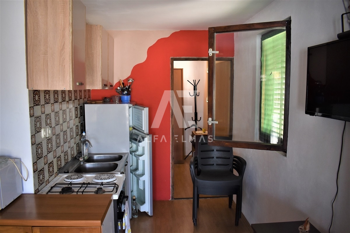 Dobrinj, okolica, dvojček s tremi apartmaji! Priložnost! ID 10