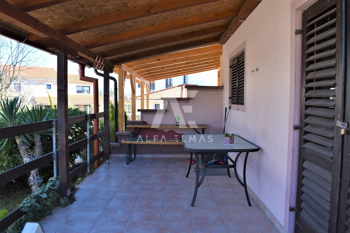 Dobrinj, okolica, dvojček s tremi apartmaji! Priložnost! ID 10